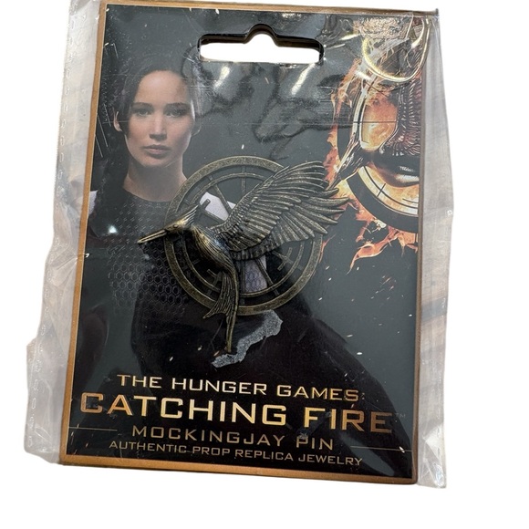 Catching Fire Mockingjay Pin - Gold - Picture 6 of 6